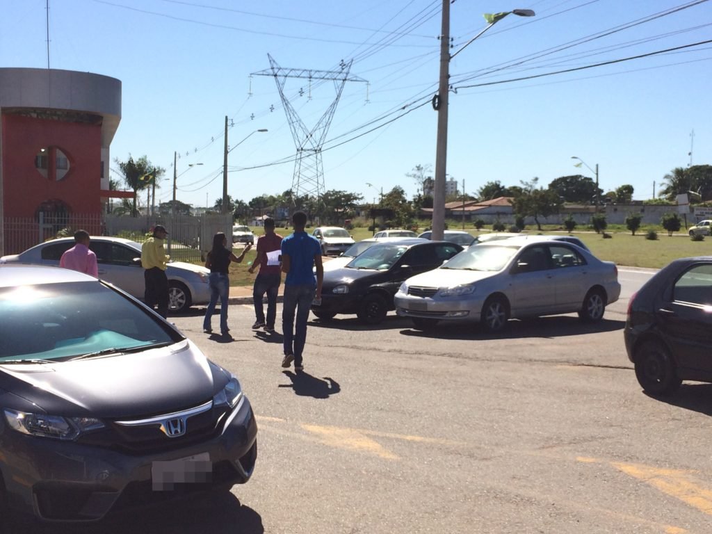 SMTA multa enfrente a Câmara de vereadores de Aparecida de Goiânia