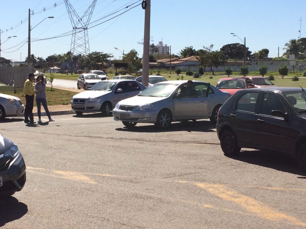 SMTA multa enfrente a Câmara de vereadores de Aparecida de Goiânia