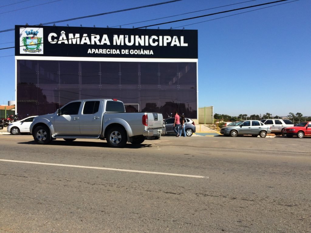 SMTA multa enfrente a Câmara de vereadores de Aparecida de Goiânia