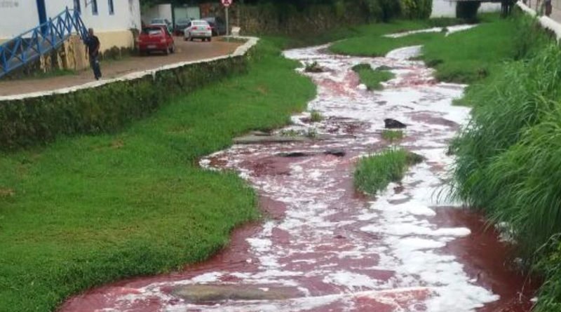 Caminhão com 10 mil litros de sangue bovino tomba na Cidade de Goiás e carga vai parar no rio vermelho