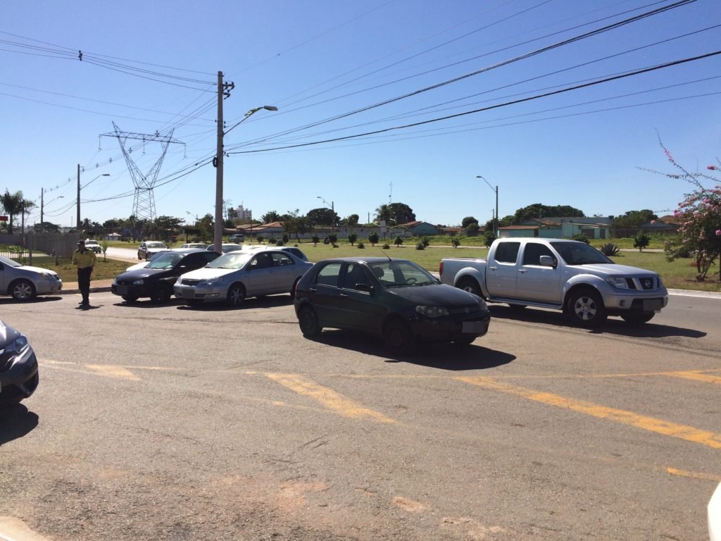 SMTA multa enfrente a Câmara de vereadores de Aparecida de Goiânia