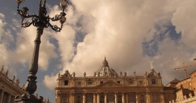 Vaticano condena a cinco anos de prisão sacerdote acusado de pedofilia