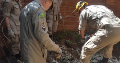 Corpo de Bombeiros e Polícia Civil realizaram novas buscas na casa da mãe da adolescente desaparecida há 7 meses