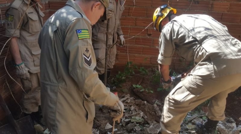 Corpo de Bombeiros e Polícia Civil realizaram novas buscas na casa da mãe da adolescente desaparecida há 7 meses