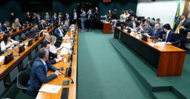 Deputados vão se reunir para votar parecer do relator