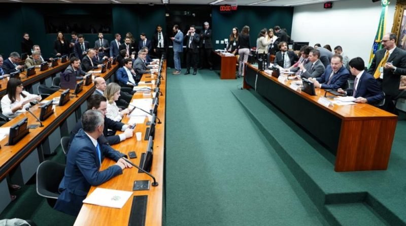 Deputados vão se reunir para votar parecer do relator