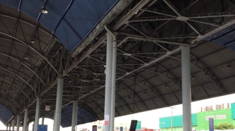 Bica d'água se forma no teto do terminal do Veiga Jardim