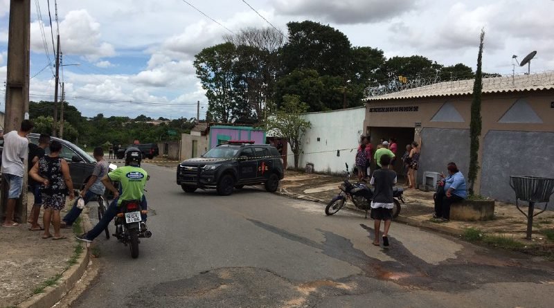 Dois homens foram mortos dentro de residência no Independência Mansões