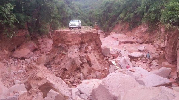 Chuva destrói rodovia PI-392 e deixa veículos ilhados e pessoas feridas