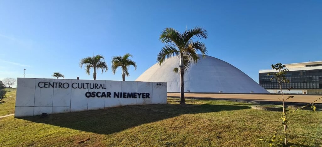 Oscar Niemeyer reabre com restrições