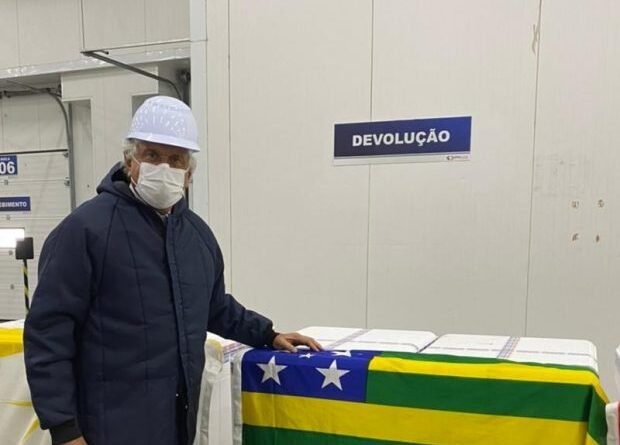 Ronaldo Caiado recebe em São Paulo as primeiras doses da CoronaVac e diz que vacinação começa ainda hoje em Goiás