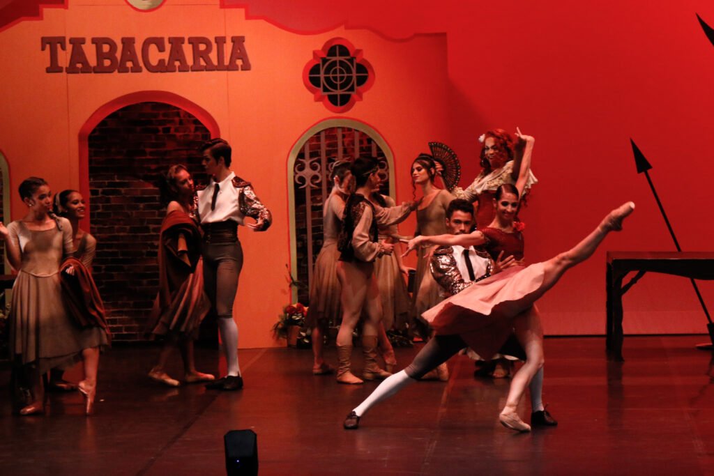 Bailarinos do Basileu França sobem ao palco do Teatro SESI, para interpretarem Carmen