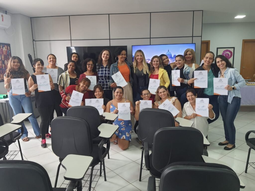 Prefeitura de Goiânia entrega certificados de cursos profissionalizantes para mulheres em situação de vulnerabilidade social