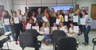 Prefeitura de Goiânia entrega certificados de cursos profissionalizantes para mulheres em situação de vulnerabilidade social