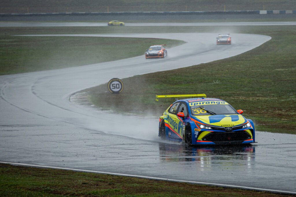 Stock Car Pro Series: Em Goiânia Nelsinho Piquet tem melhor tempo com pista seca e Cesar Ramos em pista molhada