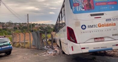 Ônibus se choca em muro e passageira grávida é levada à maternidade