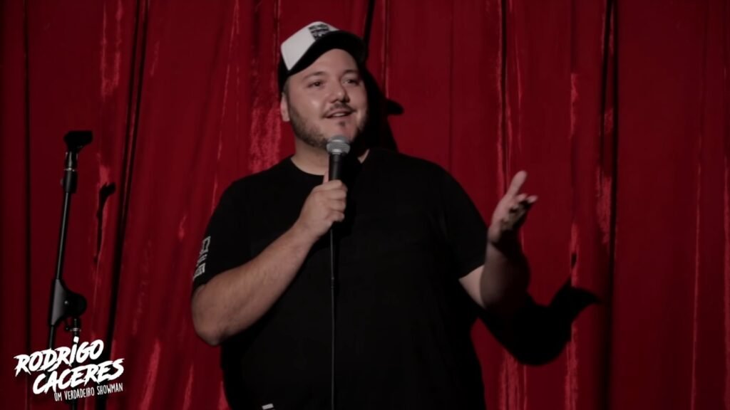 Comediante Rodrigo Cáceres se apresenta em Goiânia