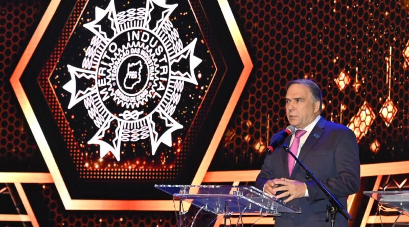 Fieg premia personalidade da indústria goiana e Mabel se torna presidente de honra e conselheiro da Fieg