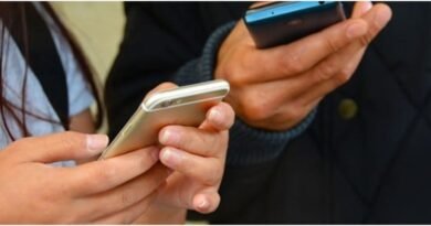 Mabel sanciona lei que institui combate ao uso excessivo de celulares nas escolas de Goiânia