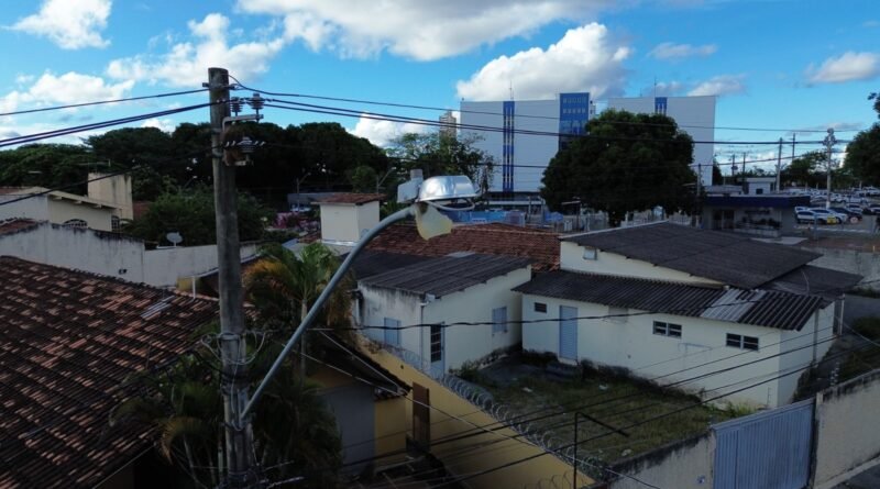 Quem deve trocar a lâmpada da rua?