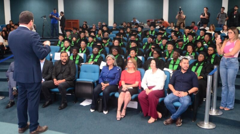 Goiás Social forma mais de 80 idosos em curso de inclusão digital