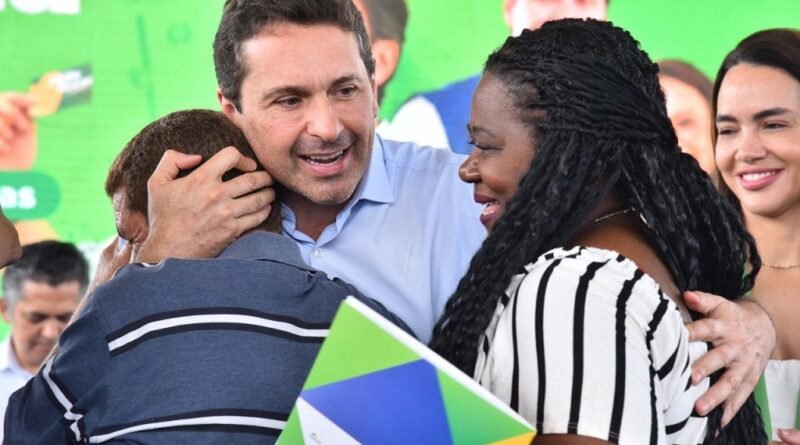 Governo de Goiás e Prefeitura de Aparecida entregam 400 cartões do Aluguel Social