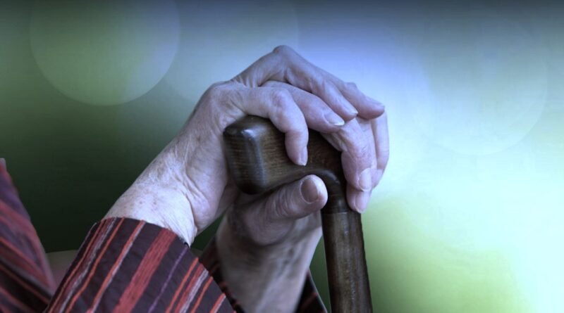 Decisão judicial determina o Município de Goiânia providencie acolhimento institucional para pessoa idosa