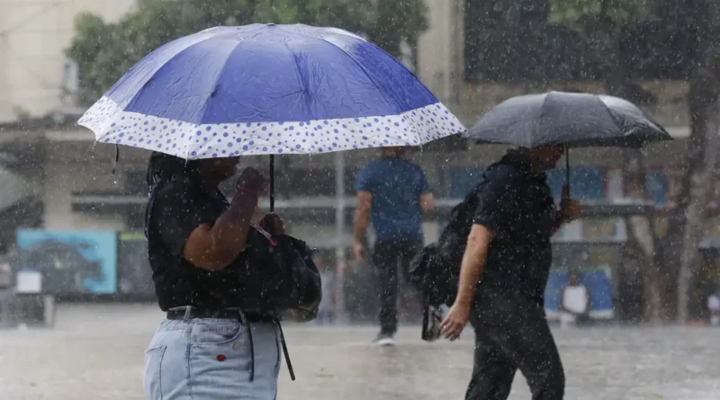 Semana começa com alerta laranja de chuvas intensas em 17 estados