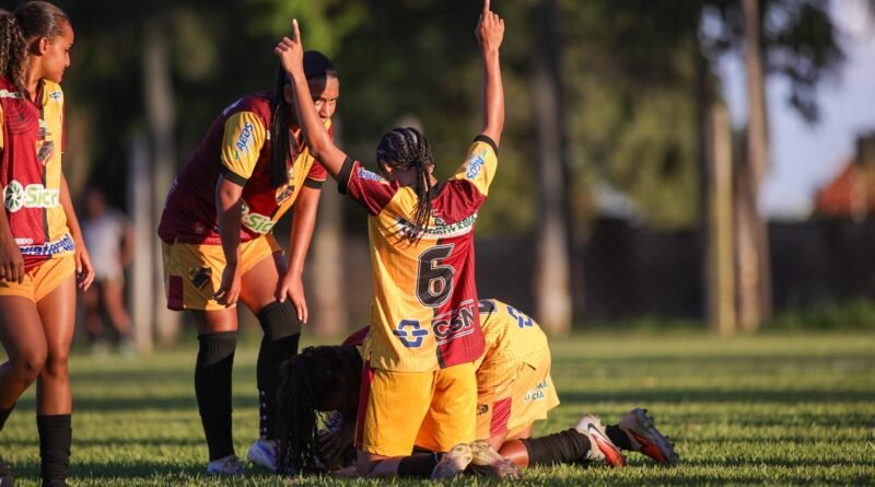 Com uma a menos e de virada Planalto vence e assume a ponta