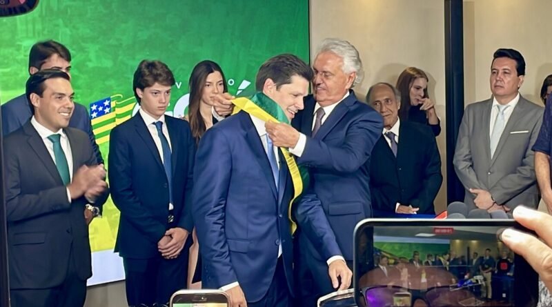 Caiado agradece o mandato e renuncia para Daniel Vilela tomar posse